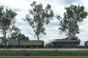 Военни колони се придвижват с влакове и по пътищата