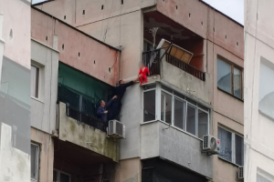 Арестувани са родителите на момченцето, което увисна на тераса на 8-ия етаж