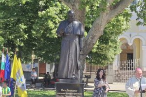 От Франциск до Кирил и Методий  - вълна от паметници у нас (галерия)