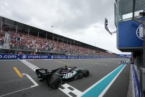 Италианският феномен на "Мерцедес" оформи хеттрик в F1