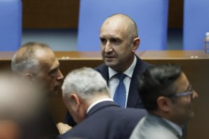 Радев може да падне в капана на собствената си сила