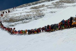 Алпинист без крака се изкачи на Еверест
