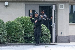 Въоръжен мъж започна да стреля и бе убит пред Белия дом