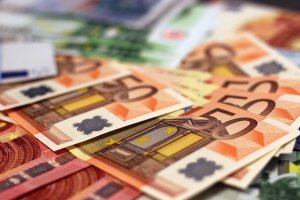 Средната заплата в София за пръв път мина 2000 евро