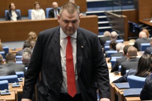 Прокуратурата набързо е прекратила разследването за доходите на Пеевски