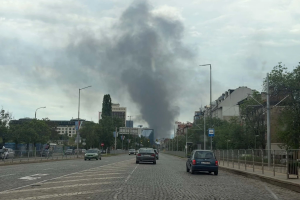 Голям пожар с гъст черен дим избухна в София