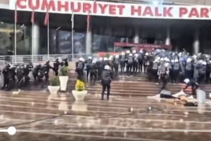 Стотици тежковъоръжени полицаи атакуваха централата на опозицията в Турция
