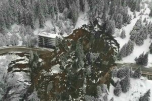 Свлачището на пътя Смолян - Пампорово повали огромни ели