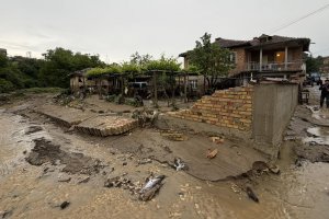 Порои събориха огради и задръстиха дерета
