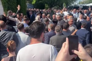 Турската опозиция се сби пред парламента в Анкара
