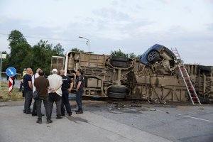 Расте броят на жертвите след катастрофата с автобус в София