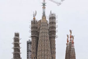 Папата пристигна в Барселона за освещаването на Ку