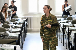 Гърция прие първите жени наборници в пилотна военна програма