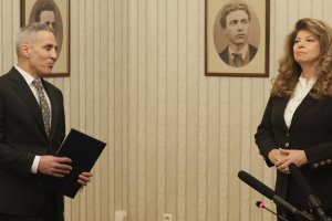 Гюров настигна Йотова при мижав интерес към изборите