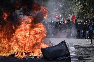 Париж е искал да блокира социални мрежи заради протестите