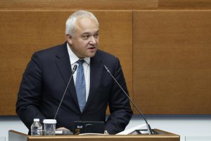 Демерджиев обвърза бомбените заплахи с полетите на Пеевски