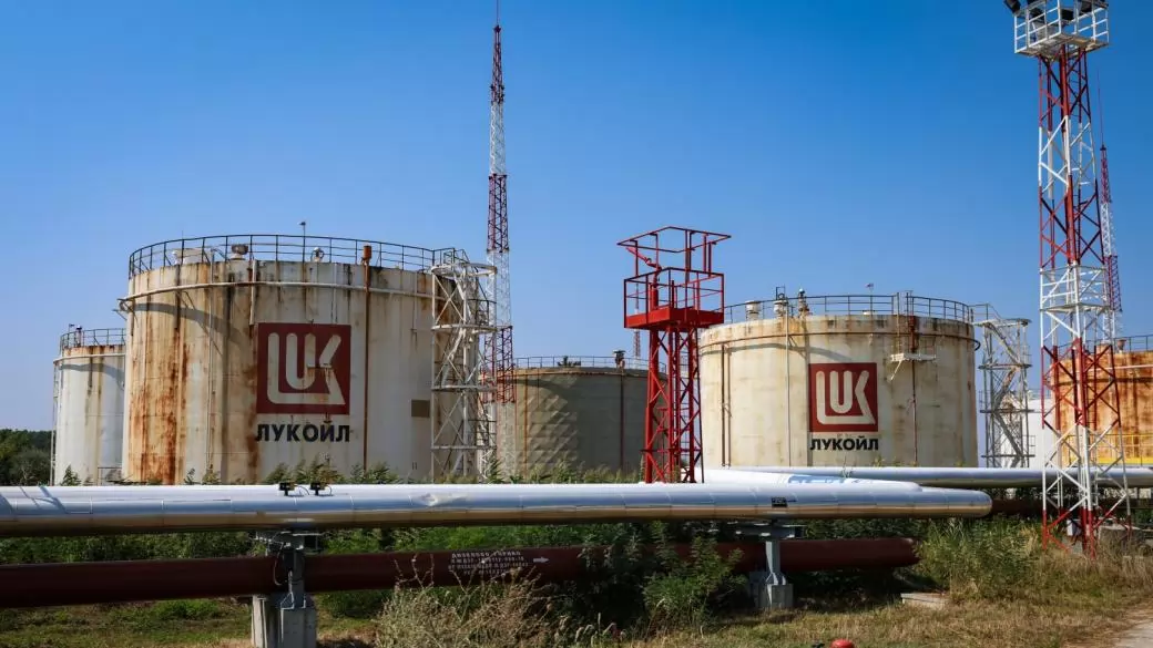 "Лукойл Нефтохим" е осигурил доставките на петрол до юни