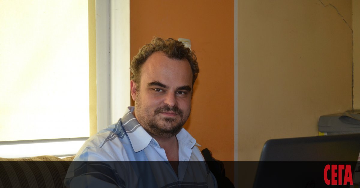 Писател твори книги. Качва ги изцяло в интернет. Всеки може