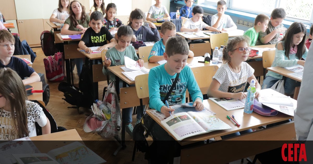 След близо година усилена работа по преглед на учебните програми от