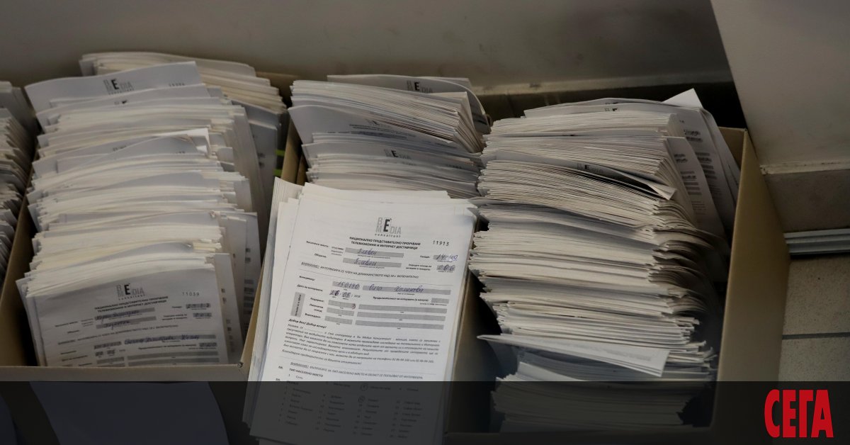 Над 11 000 учени продължават да чакат да бъдат вписани