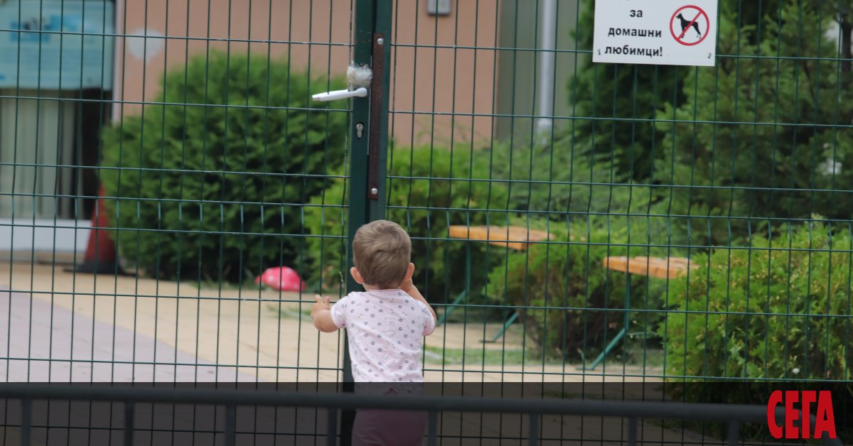 Медицинска сестра крещя на дете на година и половина в