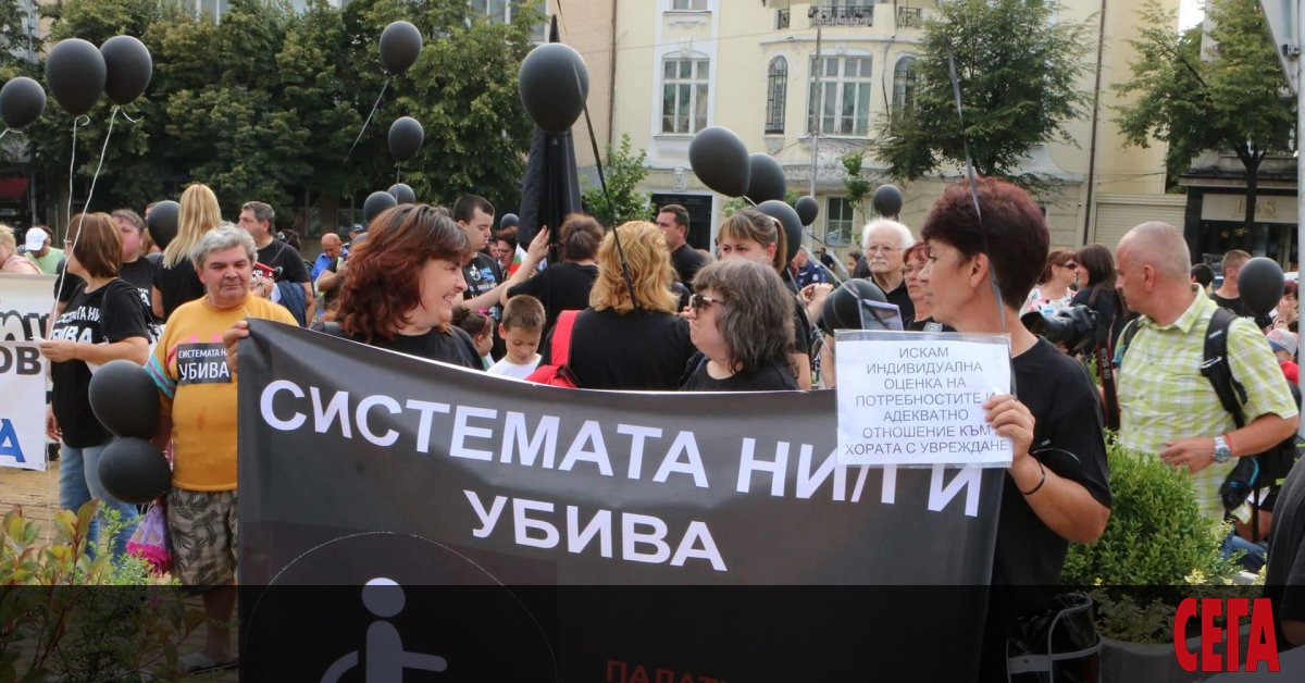 Майките на деца с увреждания от гражданската инициатива Системата ни