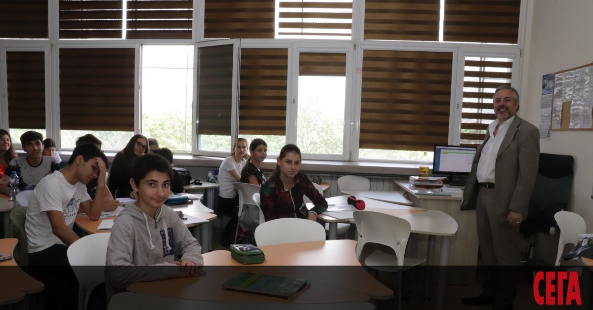 Uchilishata Pak Trsyat Stotici Uchiteli Sega