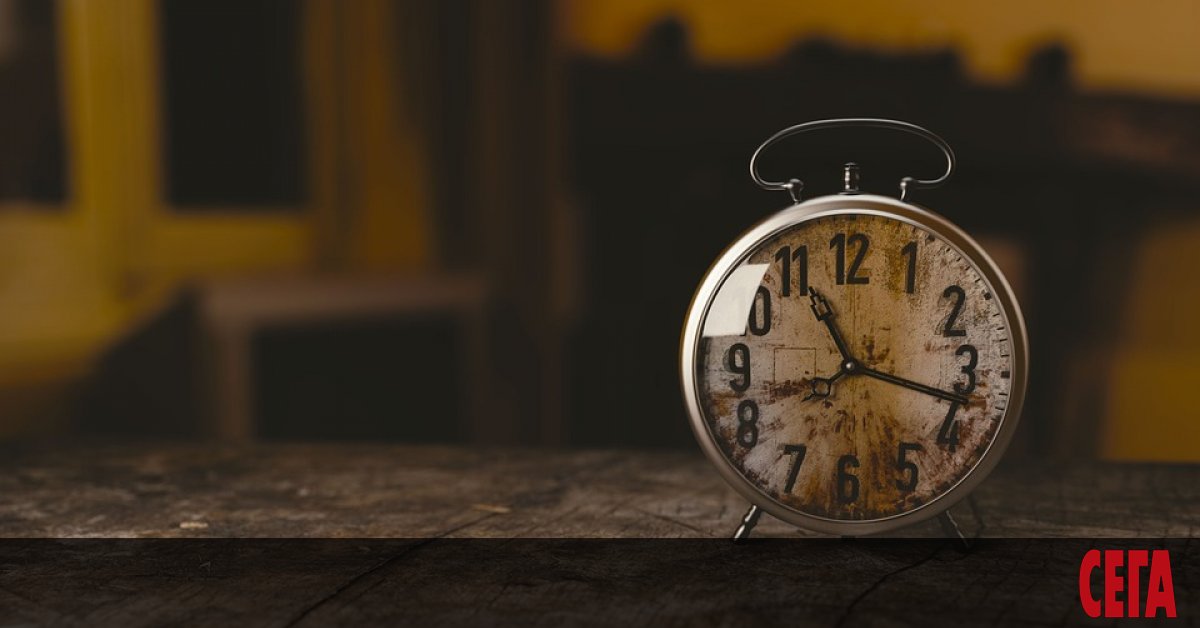 Smyanata Na Lyatno Ss Zimno Chasovo Vreme Otpada Ot Idniya Oktomvri Sega