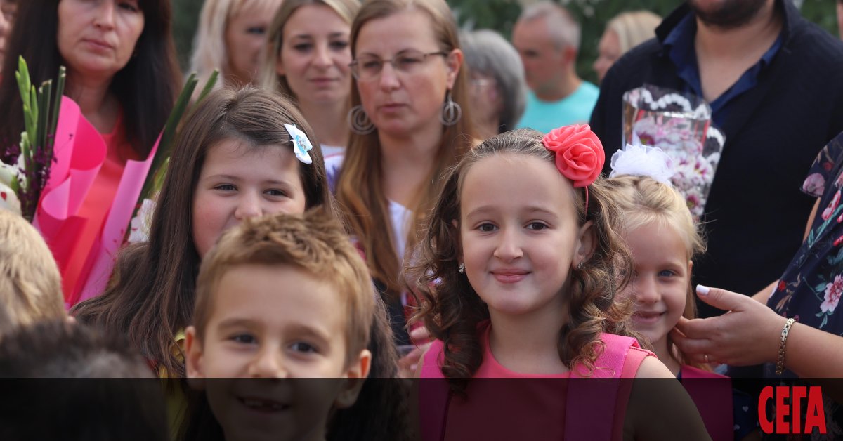 Учебната 2019/20 година започва днес за над 700 хиляди ученици
