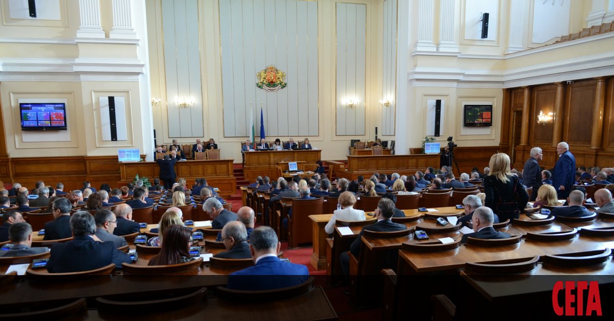 Авторитетът на българския парламентаризъм отдавна е на дъното, но депутатите