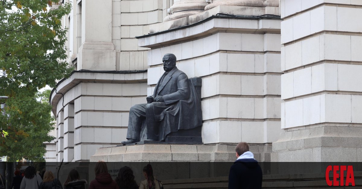 Семестриалните и държавните изпити да се проведат присъствено, а вторият