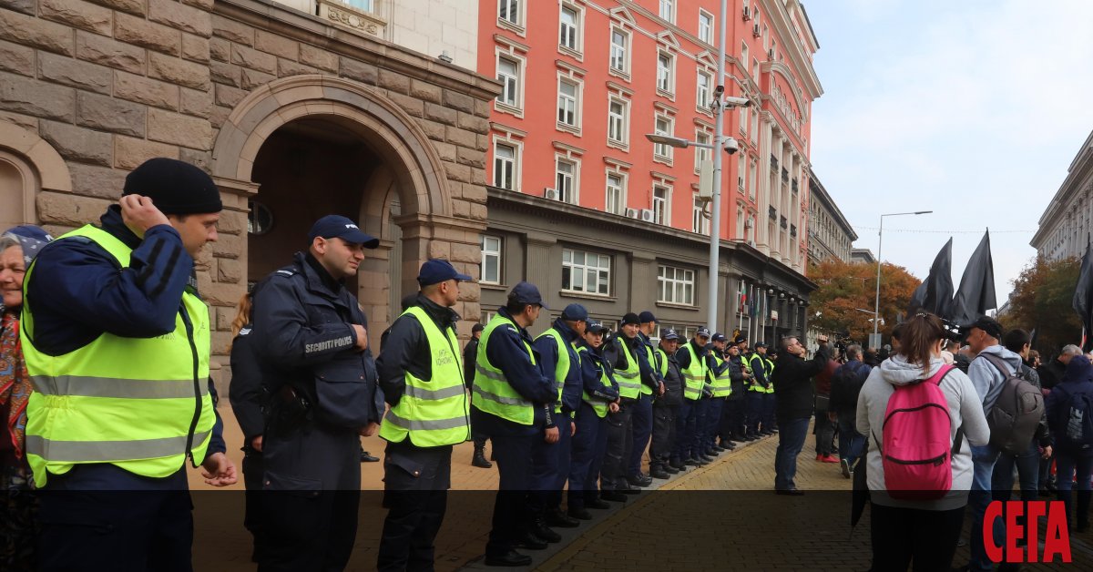 Софийският булевард Дондуков“ е блокиран от протестиращи срещу правителството и