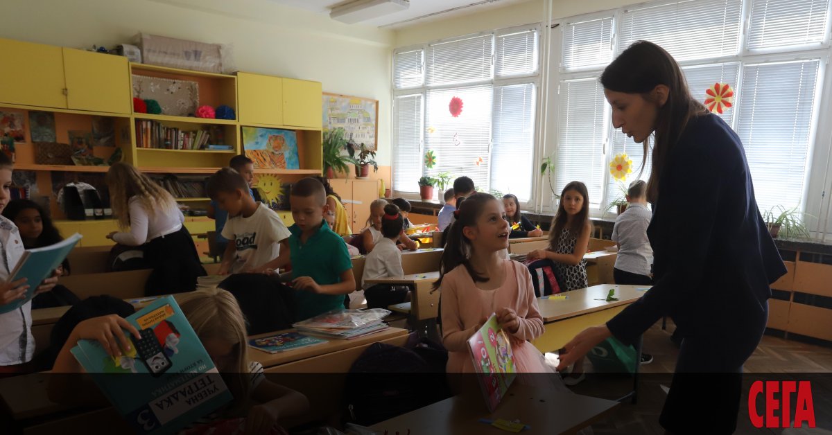 Stotici Uchiteli Se Trsyat Predi Nachaloto Na Uchebnata Godina Sega