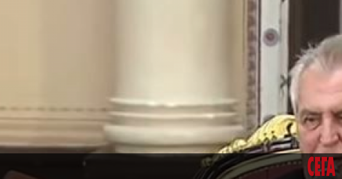 Чешкият президент Милош Земан е бил откаран в болница, съобщи