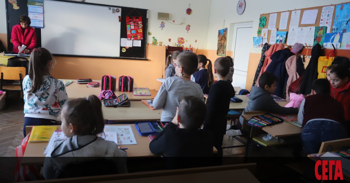 МОН обмисля удължаване на учебната година за учениците от 1