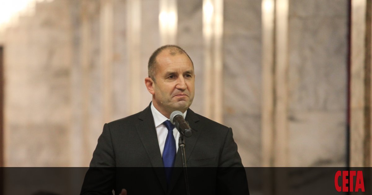 Часове след като президентът Румен Радев обяви в понеделник, че