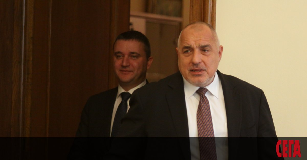 Парадоксално, но факт - колкото повече скандали пораждат управляващите, толкова по-нагли