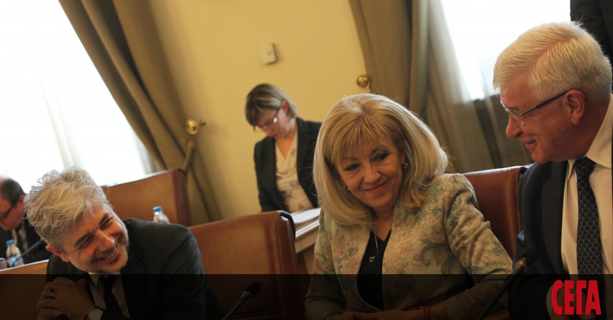 Вместо да седнат да решават водните проблеми на Перник, министрите