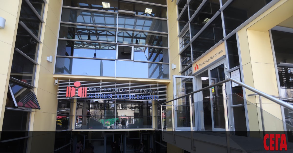 След като преди малко повече от месец имотният регистър беше