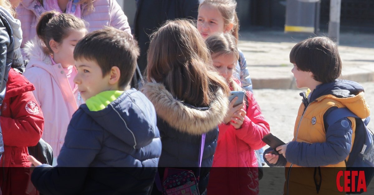 По-малко деца отпадат от училище, но темпът на намаление е