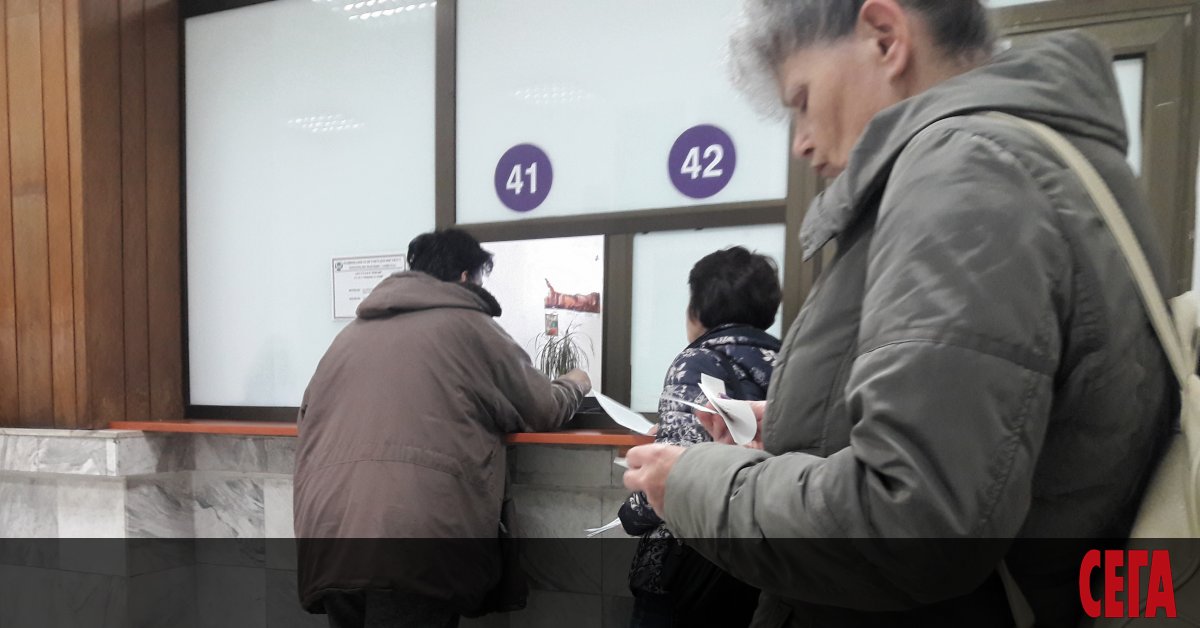 Малко преди да застане пред гишето за пенсии от чужбина в