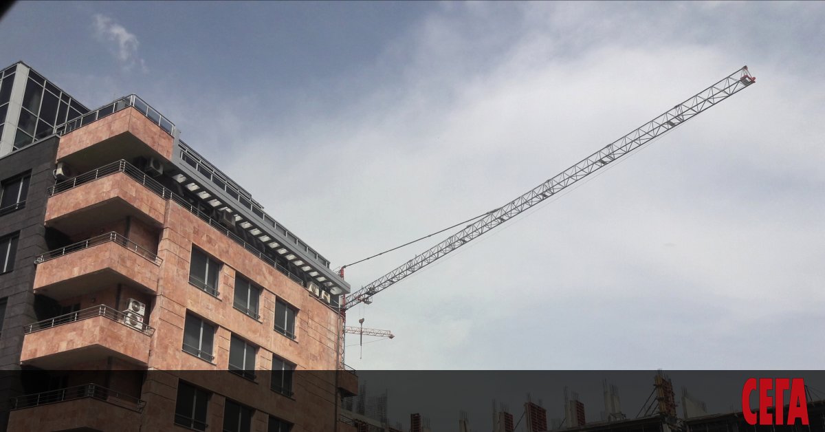 Санирането на панелните блокове е като гримиране на труп. Така