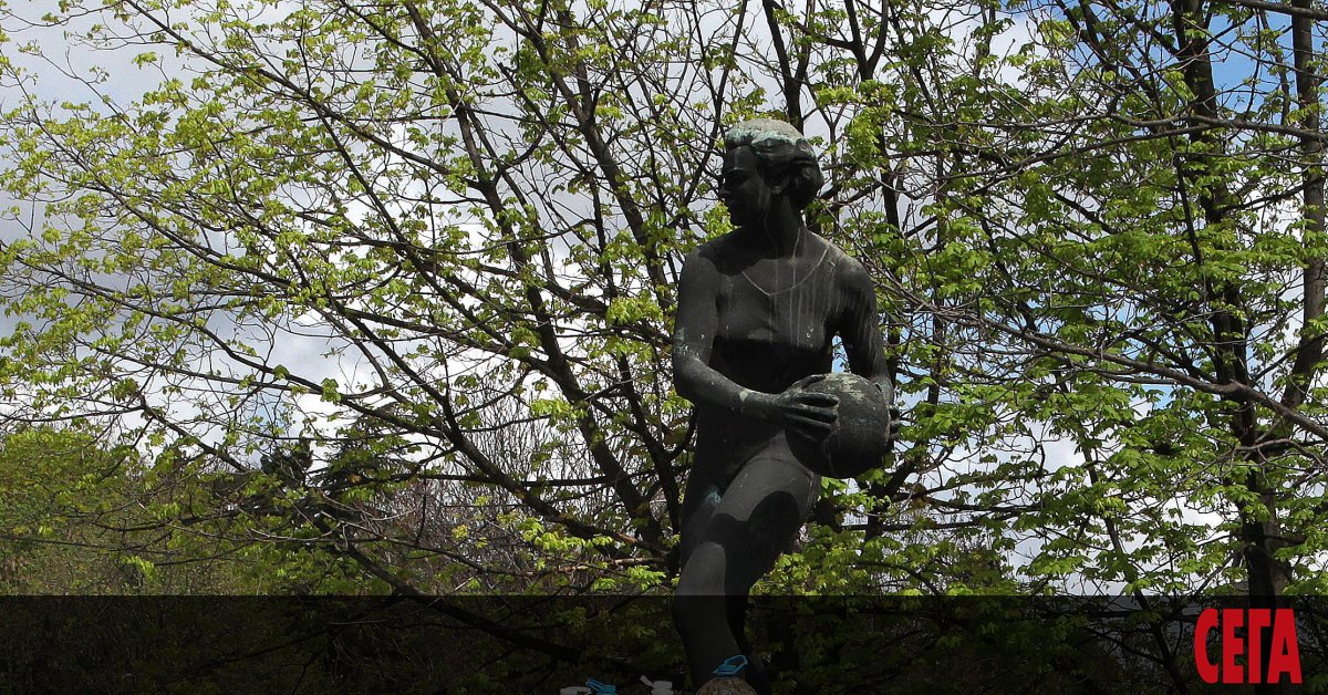 Учителят вдигна ръка и всички се умълчахме.
- Време е –