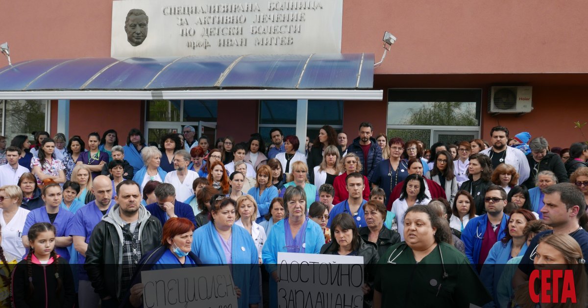 Работещите в специализираната болница по педиатрия в София излязоха за