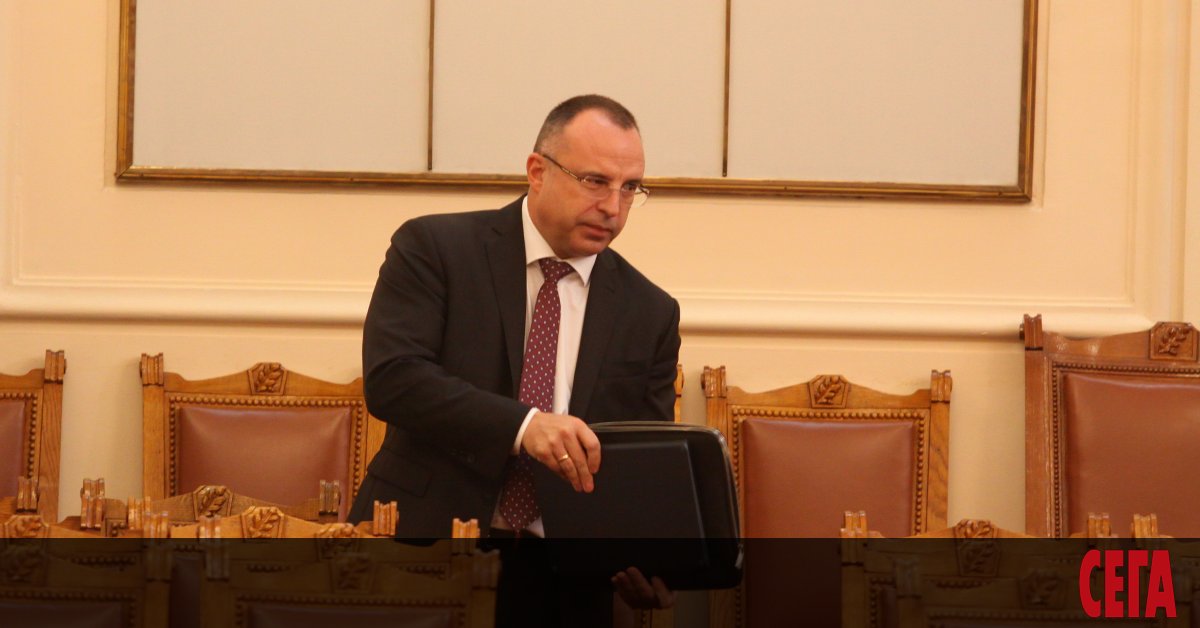 Бойко Борисов най-после показа червен картон на земеделския си министър.