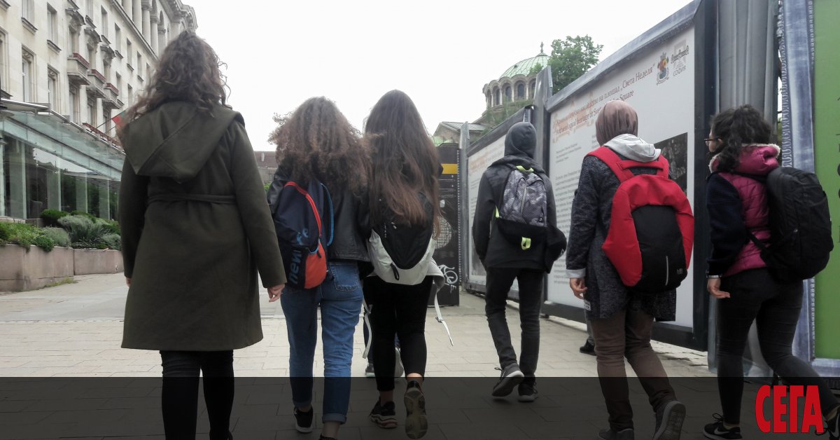 Кой от хъшовете в повестта Немили-недраги“ е поет, написал и