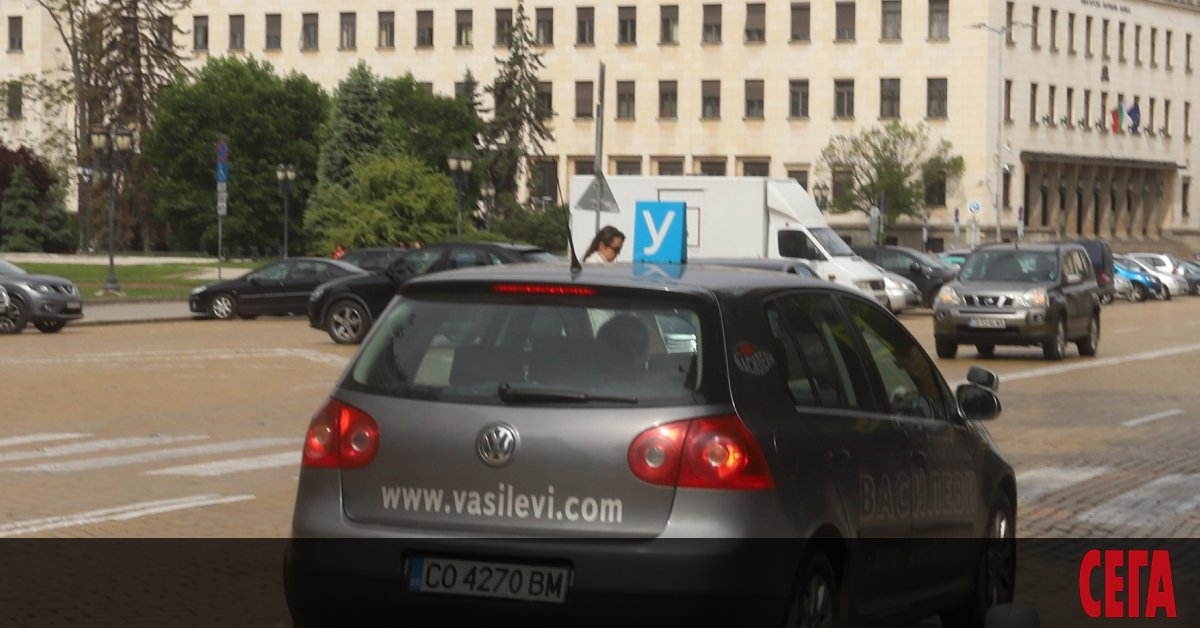 Хората, които карат модерните електрически тротинетки, трябва да са с