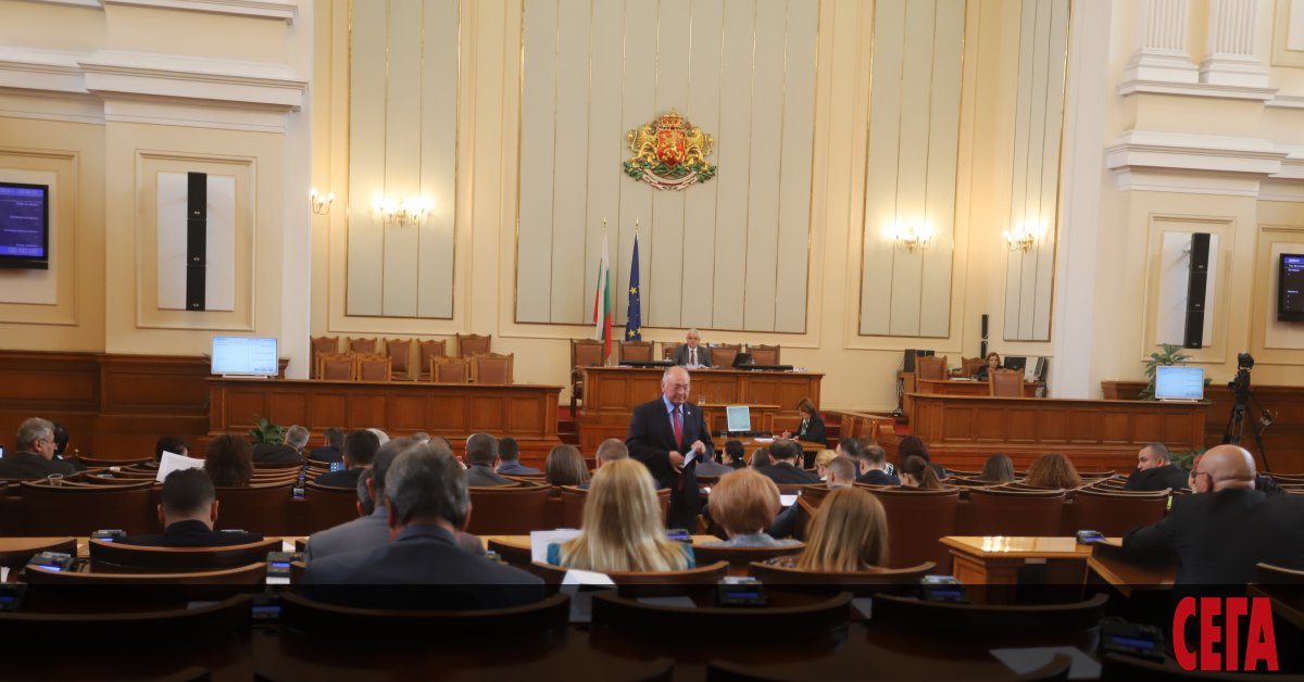 Законодателният процес в Народното събрание продължава да е обременен с