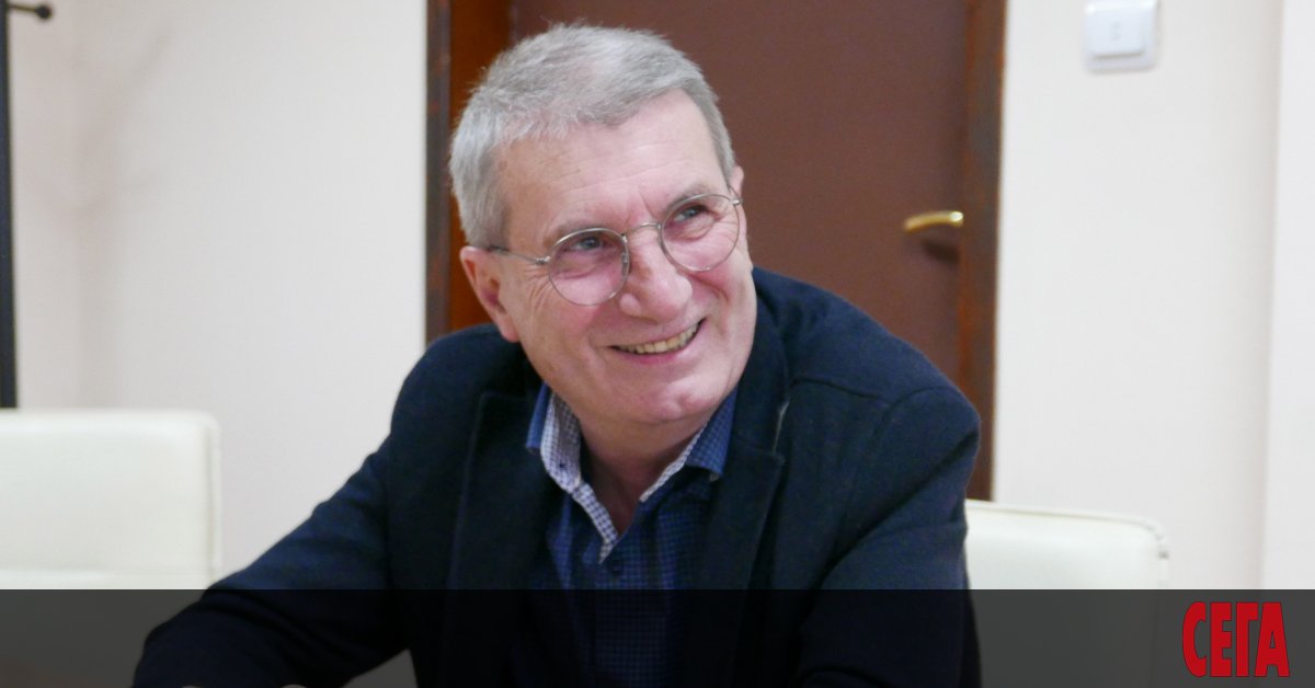 Доц. Христо Хинков е психиатър. Завършил е медицина през 1980 г.