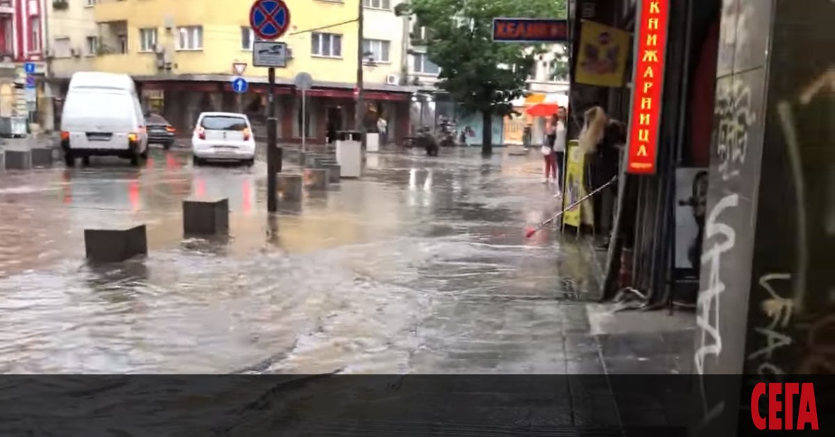 Огромни локви с размерите на малки eзера се образуваха в